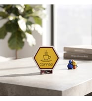 Coffee yazılı dekoratif masaüstü süsü, minimalist dekorasyonunuza uyum sağlayan şıklık katan özel bir tasarım parça 10x10 cm, Sarı