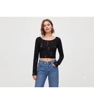 Siyah Delikli Uzun Kollu Crop Bluz