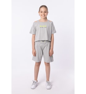 ORGANİK PAMUKLU BASKILI YÜKSEK BEL BOKSÖR KEMERLİ AÇIK OMUZLU CROP KESİM T-SHIRT (Gri)