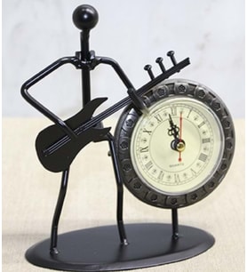Metal Saatli Gitar Çalan Müzisyen