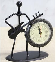Metal Saatli Gitar Çalan Müzisyen