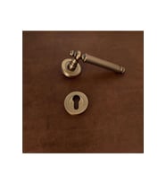 Osmanlı Handles ZK37 Antik Sarı Zamak Yuvarlak Rozetli Yale Çelik Kapı Kolu Sağ Basar Tek Yön (STD)