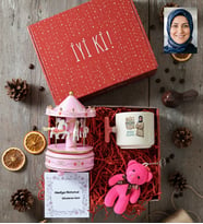 Kişiye Özel Karikatürlü Best Mom Ever Anneye Hediye Hediye Kutusu - Kişiye Özel T Kupa, Atlı Karınca Müzik Kutusu, Peluş Anahtarlık Anneler Günü Hediyesi