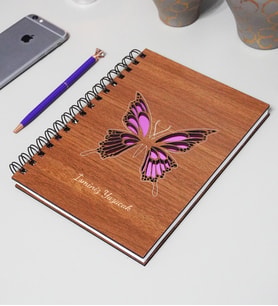 Kişiye Özel Kelebek Desenli Ahşap Kapaklı Defter - Ajanda - İsme Özel - A5 60 Yaprak (120 SAYFA) Hediyelik (Pembe)