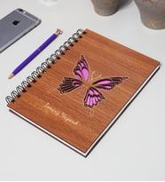 Kişiye Özel Kelebek Desenli Ahşap Kapaklı Defter - Ajanda - İsme Özel - A5 60 Yaprak (120 SAYFA) Hediyelik (Pembe)