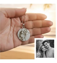 Kişiye Özel Fotoğraflı Gümüş Renk Yuvarlak Kolye – Anılarınızı Üzerinizde Taşıyın (Silver)