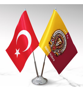 BBaskı  Kişiye Özel İsim Soyisim Yazılı Masaüstü Bayrak Seti (2’li)  Türk Bayrağı + Aslan Temalı Taraftar Bayrağı  Metal Direk & Taban  Koleksiyonluk Masa Dekoru  22,5x15 cm