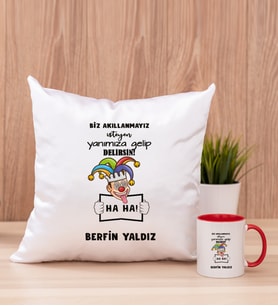 Kişiye Özel Biz Akıllanmayız Tasarım Esprili  Kare Yastık ve Kırmızı Kupa