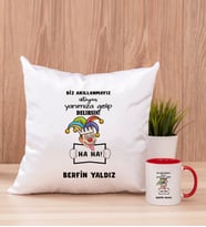 Kişiye Özel Biz Akıllanmayız Tasarım Esprili  Kare Yastık ve Kırmızı Kupa
