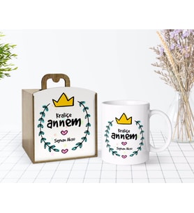 BK Gift Kişiye Özel Ahşap Kutuda Anneler Günü Temalı Kraliçe Annem Tasarımlı Beyaz Kupa Bardak-1