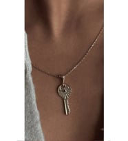 Mistik Modern Tasarım 925 Ayar Gümüş Anahtar Kolye Ucu ve Zincir (Silver)