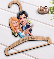 BK Gift Kişiye Özel Evleniyoruz Karikatürlü Standart Boy Ahşap Elbise Askısı-4
