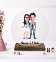 BK Gift Kişiye Özel Sevgililer Karikatürlü Yuvarlak Ahşap Standlı Biblo-81