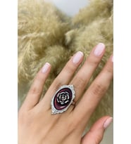 Kırmızı Gül Figürlü Siyah Tablo Yüzük – Tutkunun ve Zarafetin Gotik Yorumu