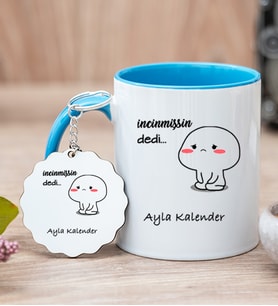 Kişiye Özel İncinmişsin Dedi Tasarım Esprili Mavi Kupa Bardak ve Anahtarlık