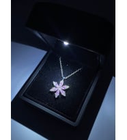 mini ışıklı kutuda çelik kamelya lotus kolye sevgililer günü yılbaşı doğum günü hediyesi (Pembe)
