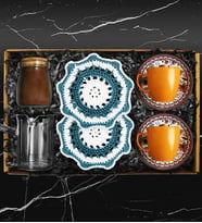 İkili Bambu Tabaklı Mermer Desenli Porselen Fincan Takımı & Handmade İkili Makrome Bardak Altlığı & Cam Cezve & Bambu Kavanozlu Türk Kahvesi Hediye Seti