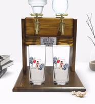 BK Gift Kişiye Özel Renkli Baskılı İsimli Fotoğraflı İkili Rakı Bardağı ve Çift Musluklu Doğal Ahşap Rakı Standı-33 (Model 1)