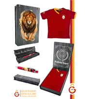 Galatasaray Orijinal Lisanslı Kırmızı Basic Çocuk T-shirt + Uçlu Kalem Set Hediyelik Ahşap Kutulu