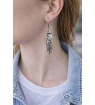 Crown Bird Charm – Taçlı Kuş Figürlü Gümüş Renk Unisex Sallantılı Küpe