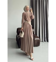 Kadın bej drapeli kemer detaylı sandy kumaş premium tesettür elbise NMS090