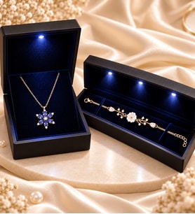 925 Ayar Gümüş Kadın Takı Seti Mor Ametist Taşlı Lotus Kolye ve Gold Manolya Çiçeği Bileklik Işıklı Kutulu