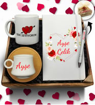 Kasa İçerisinde Kişiye Özel Beyaz Defter & Beyaz Kupa & Beyaz Fincan & Beyaz Kalem Hediye Seti