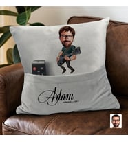 BK Gift Kişiye Özel Gitarist Karikatür Tasarımlı Organizer Kumanda ve Atıştırmalık Cepli Gri Kırlent Yastık- 1 Arkadaşa Hediye, Cepli Yastık