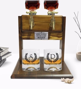 BK Gift Kişiye Özel Renkli Baskılı Çelenk Baş Harfli İsimli  İkili Viski Bardağı ve Çift Musluklu Doğal Ahşap Viski Standı-3 (Model 1)