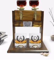 BK Gift Kişiye Özel Renkli Baskılı Çelenk Baş Harfli İsimli  İkili Viski Bardağı ve Çift Musluklu Doğal Ahşap Viski Standı-3 (Model 1)