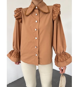 Kadın Tasarım Bebe Yaka Fistolu Omuz Kol Fırfırlı Düğmeli Poplin Prenses Gömlek (Camel)
