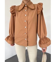 Kadın Tasarım Bebe Yaka Fistolu Omuz Kol Fırfırlı Düğmeli Poplin Prenses Gömlek (Camel)