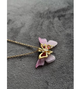 Kararmaz Paslanmaz Gold- Pembe Kumaş Detaylı Kelebek Modeli Taşlı Çelik Kolye