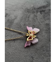 Kararmaz Paslanmaz Gold- Pembe Kumaş Detaylı Kelebek Modeli Taşlı Çelik Kolye
