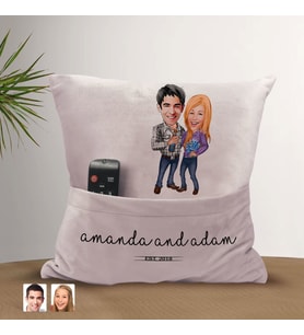 BK Gift Kişiye Özel Sevgililer Karikatür Tasarımlı Organizer Kumanda ve Atıştırmalık Cepli Pembe Kırlent Yastık-50 Arkadaşa Hediye, Cepli Yastık
