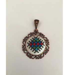 Kadın Motif işlemeli Kanaviçe Kolye