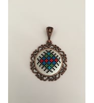 Kadın Motif işlemeli Kanaviçe Kolye