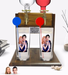 BK Gift Kişiye Özel Renkli Baskılı Sevgililer Karikatürlü İkili Vodka Bardağı ve Çift Musluklu Doğal Ahşap Vodka Standı-36 (Model 1)