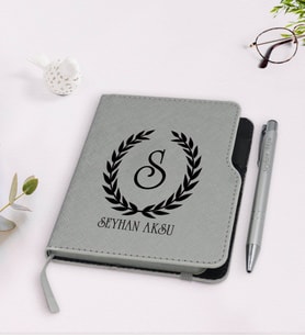 BK Gift Kişiye Özel Çelenk Baş Harfli İsimli Gri Termo Deri Defter Kalem Seti-2