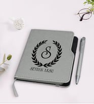 BK Gift Kişiye Özel Çelenk Baş Harfli İsimli Gri Termo Deri Defter Kalem Seti-2
