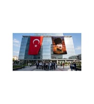 Üniformalı Kalpaklı Gazi Mustafa Kemal Atatürk Bayrak ve Türk Bayrağı Premium Raşel Kumaş 2'li Set 10x15 metre ATA20