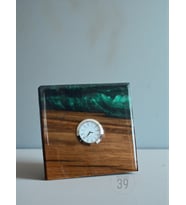 Classic Ceviz & Epoksi Masa Saati – Gümüş Kaplama Quartz Mekanizma – El Yapımı Tasarım (15x15 cm ) (Yeşil Gümüş)