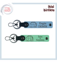 Karavanla Hayatın Her Anına, Kişisel İsim Yazılabilir Deri Anahtarlık x2’li, Gök Mavi-Açık Yeşil
