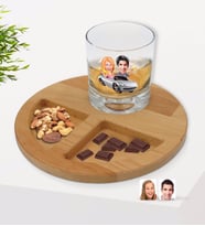BK Gift Kişiye Özel Sevgililer Karikatürlü Viski Bardağı ve Doğal Masif Ahşap Yuvarlak Sunum Tabağı Çerezlik Hediye Seti-53