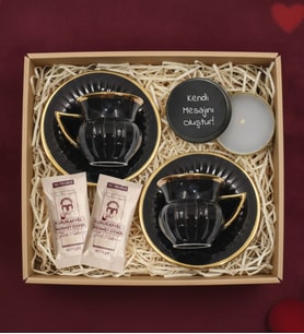 Kişiye Özel Metal Kutulu Mum & 2’li Siyah Gold Detaylı Türk Kahvesi Fincan Takımı & 2’li Tek Kullanımlık Kahve Hediye Seti