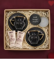 Kişiye Özel Metal Kutulu Mum & 2’li Siyah Gold Detaylı Türk Kahvesi Fincan Takımı & 2’li Tek Kullanımlık Kahve Hediye Seti