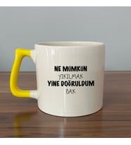 Ne Memkün Yıkılmak Yine Doğruldum Bak Baskılı Sarı Kulplu D Kupa (Beyaz)