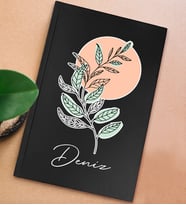 BK Gift Kişiye Özel İsimli Sert Kapaklı Siyah Defter, Arkadaşa Hediye, Yeni İş Hediyesi, Anı Defteri, Doğum Günü Hediyesi (Model 1)