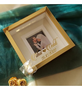 25x25 cm Gold Pleksi Kaplı Fotoğraf Bölümlü İsimli ve Tarihli Ledli Çerçeve-HKM Ticaret(Fotoğraf Hediye)