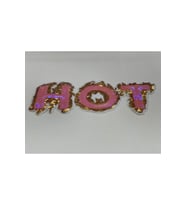 24X10 CM HOT YAZILI PEMBE PUL PAYETLİ APLİKE ÜTÜ İLE YAPIŞIR